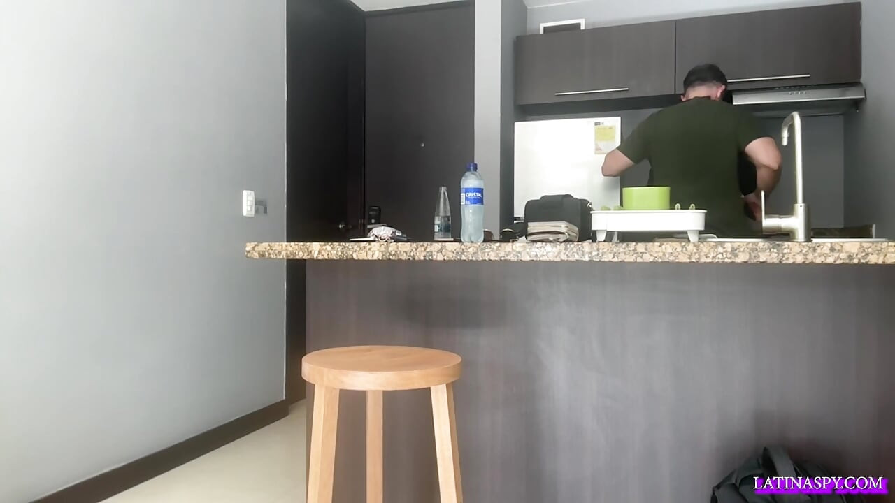 Mucama negra con enorme pecho natural viene a ayudar a TC parte 1