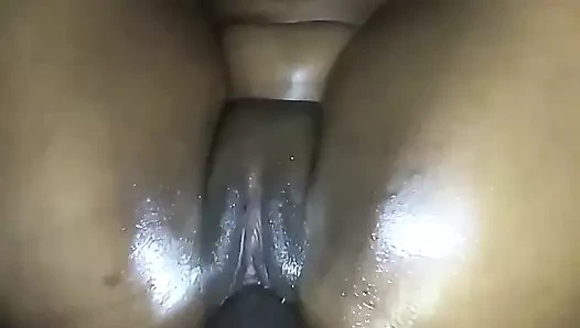 Красивая сочная чернокожая с большой попкой трахает ее киску большим черным членом! Часть1