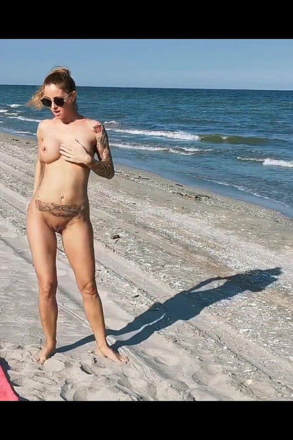 Fit plavuša s velikom guzicom jebe se na nudističkoj plaži