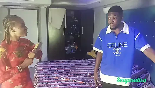 Vaizim aşağıda düzgün kremsi amcık alıyor