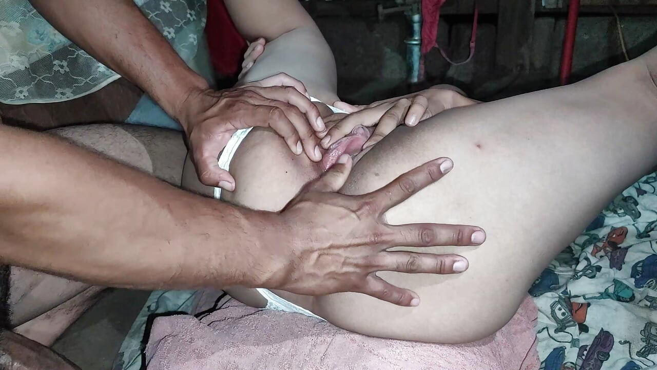 Minha pequena meia-irmã me mostra suas calcinhas e acaba ficando !! com minha meia-irmã