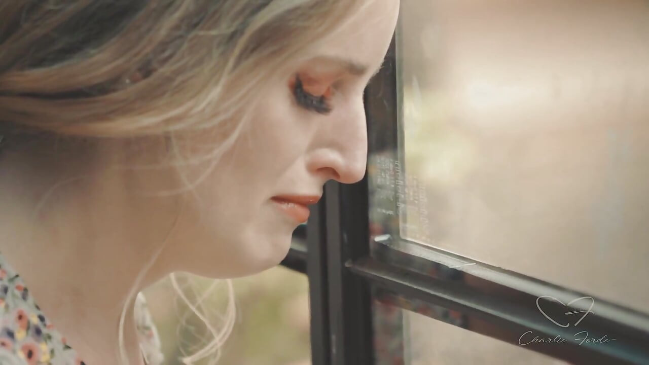 مقسم يضم تشارلي فورد وأستريد لوف