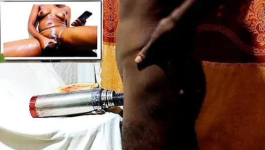 Masturbasi pria sambil nonton memek wanita lagi masturbasi, aku ngentot botol air sampai muncrat! Memek yang besra dan seksi ini ngentot habis-habisan sampai matanya merem melek