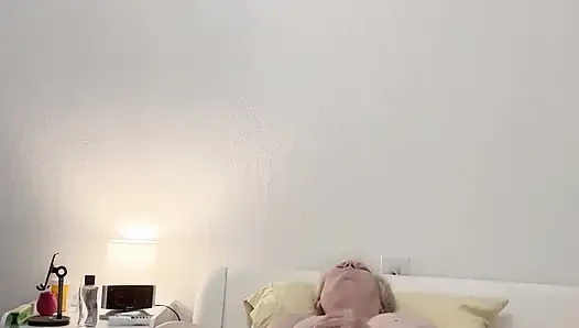Nenek dientot sama dildo