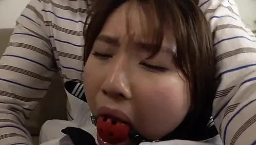 Neon Tokyo neckt, eine frische Landfrau, die mit Hochglanzlippen durch die Stadt driftet.