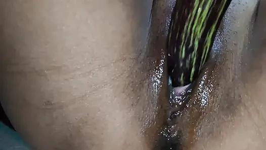 rasili Meenu bhabhi ne apne chut me baigan daal kar chut sa pani nekal kar mza leya