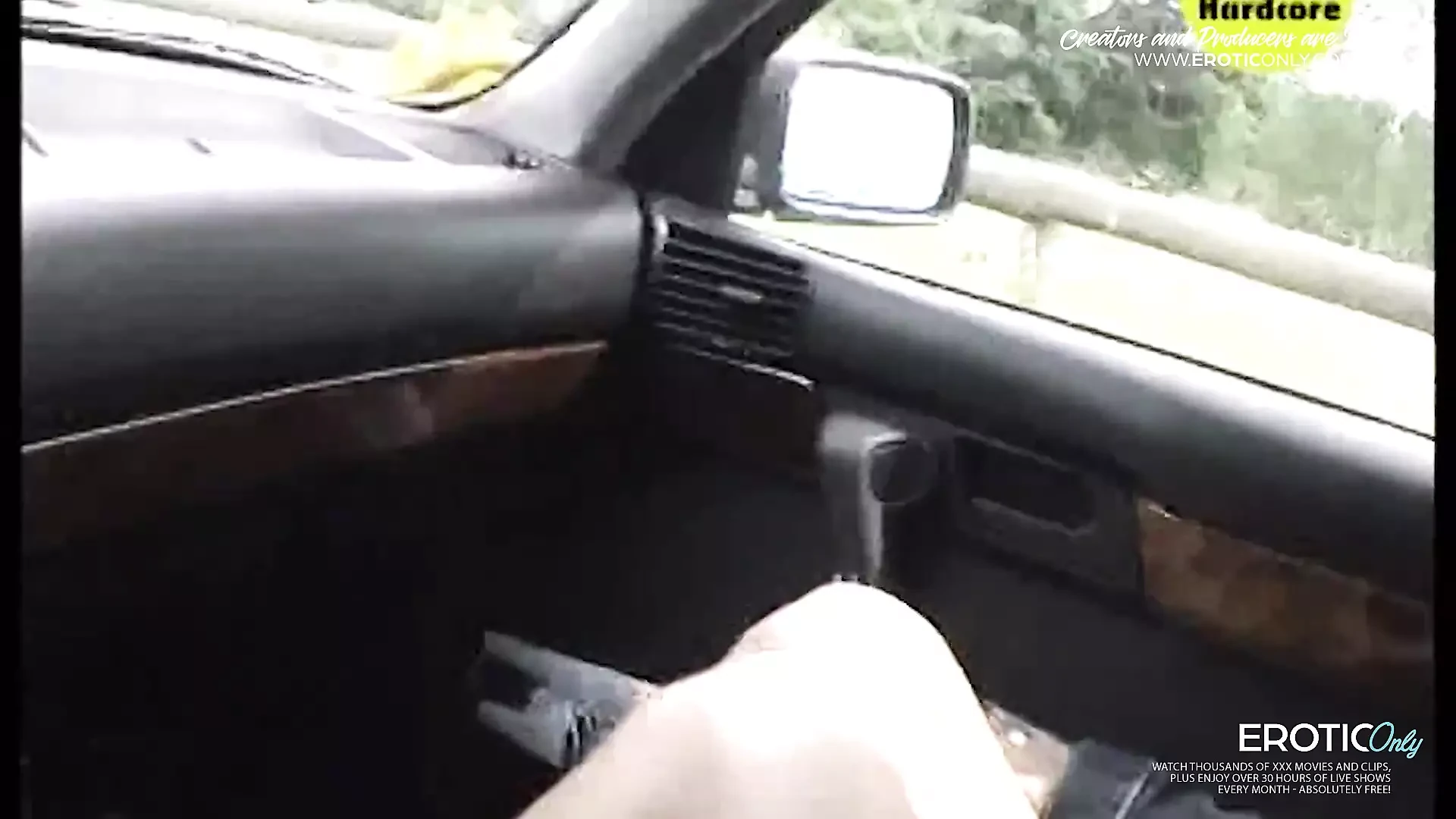 私は幸せです、なぜなら、ホットな女の子は車の中で私の隣で自分自身を満足させるからです