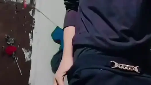Hintli kız arkadaşım sert sikişmek için göğüslerini ve amını parmaklıyor