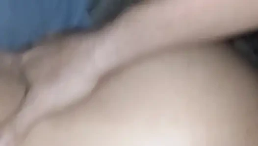 Pará'dan evli kadın, bölüm 2 inliyor ve esmerin amına sertçe vuran sevgilisinin yarağına boşalıyor.