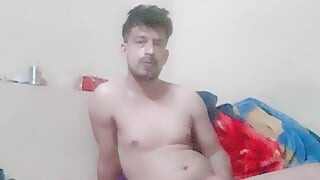 Papá caliente masturbándose duro