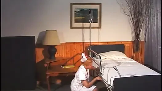 Randy doktor bekommt eine lustvolle blonde krankenschwester auf einem krankenhausbett zu ficken