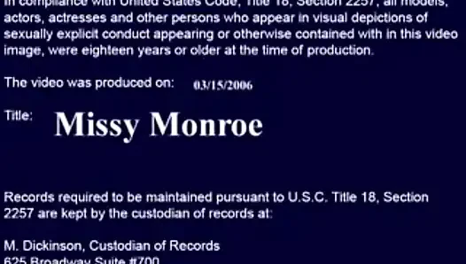 Missy Monroe oturma odasında büyük göğüsleriyle sikişiyor