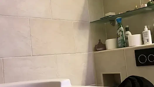 Das Warme Wasser Lässt Meine Nippel Hart Werden