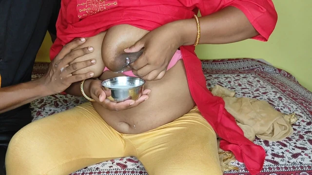Padosi ne dudh mang ke aunty ka hi dudh nikal Diya or chud diye