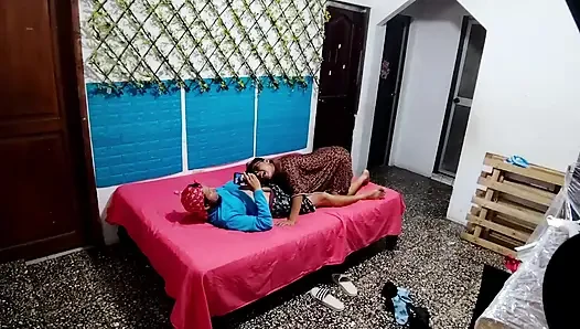 Wanita dewasa menggunakan seorang pria untuk kesenangannya dan merekam rekaman pribadi. Bagian 1