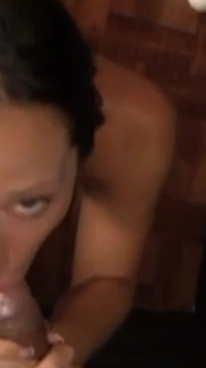 Morena chupa polla anónima en el gloryhole