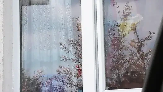 Herkesin içinde çıplak. Külotsuz ve çoraplı sutyensiz bornozlu kadın bir apartmanın camını yıkarken taksi şoförü arabadan izliyor