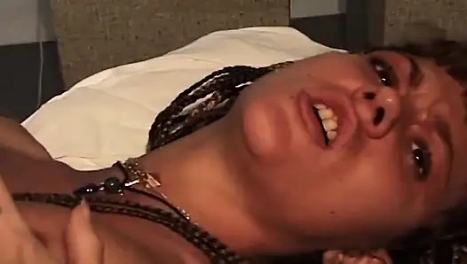 Доктор трахает пальцами и заполняет текущую киску зрелой брюнетки