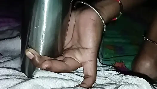 Bhabhi Ne pura botal chut me dal diya