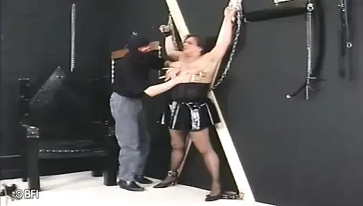 Домина в маске развлекается со своими извращенным нижними