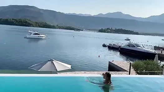 Die Wunderschöne Monika Fox Schwimmt Nackt Im Pool an Schönem Platz!