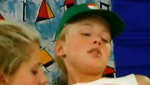 Debbie и Rowena в горячем тройничке