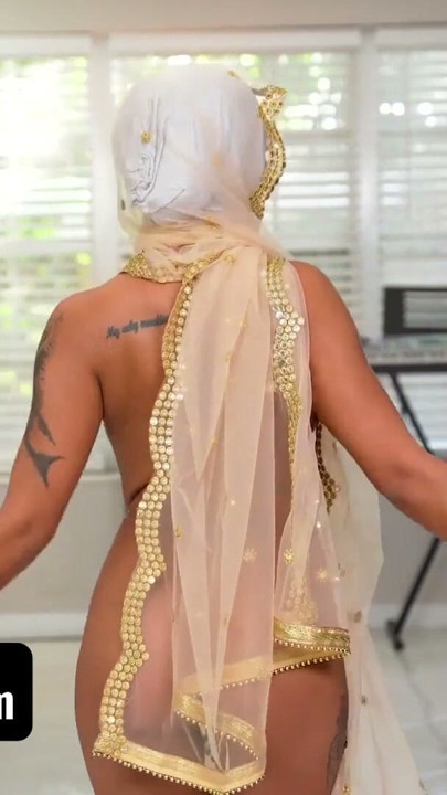 Sulu Memeli Müslüman Tatlısı Babi Star Eğilip Kalın Yarağı Kıçına Aldı - Hijab Hookup | Bölüm 2