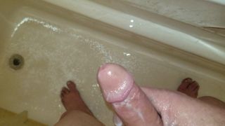 Usap penisku di kamar mandi