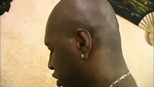 Cewek semok rambut merah dientot habis-habisan sama besar pria kulit hitam