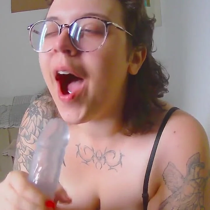 Hot Chubby Forgot to Turn the Mic on- Still You Can Appreciate Her Cute Face Sucking and Gagging