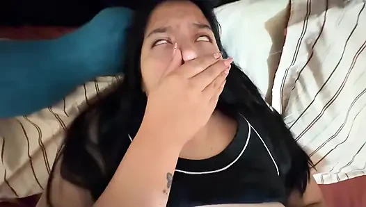 Meine Stiefschwester verführt mich, aber ich muss sie still ficken