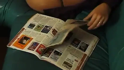 Одинокая телочка-брюнетка заполняет ее киску большим дилдо