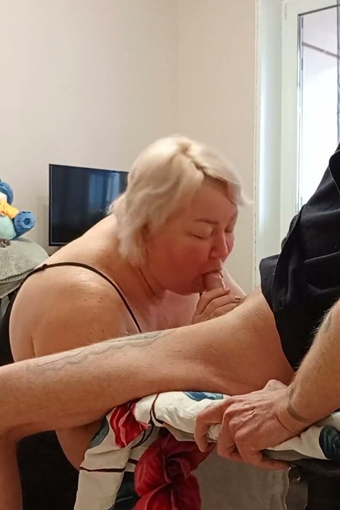 After a Blowjob, I Fill My Friend's Mouth with Cum and She Eats It