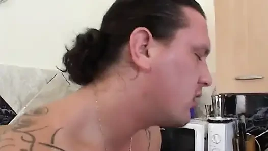 Cewek nakal rambut pirang ini suka banget di-doggy gaya doggy sampai mengerang keenakan