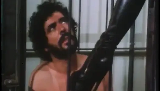 Adam ateşli sarışınların amına mum çubuğu sokuyor