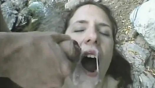 Gadis remaja perancis ini suka banget dicrot di muka di hutan