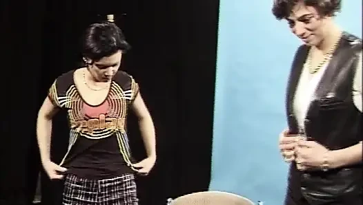 Эти два немецких тинка здесь, чтобы сосать член в тройничке в любительском видео