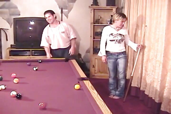 Joven pareja caliente disfruta del sexo apasionado después del juego en la piscina