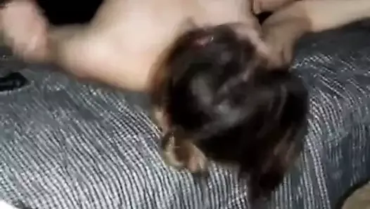 Un cocu mate pendant que sa femme se fait baiser
