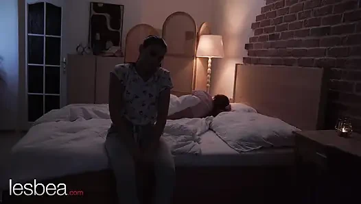 Lesbea oops tempat tidur yang salah! Aksi hot lesbian arian joy dan lilly bella yang lagi asik jilat dan scissoring sampai orgasme