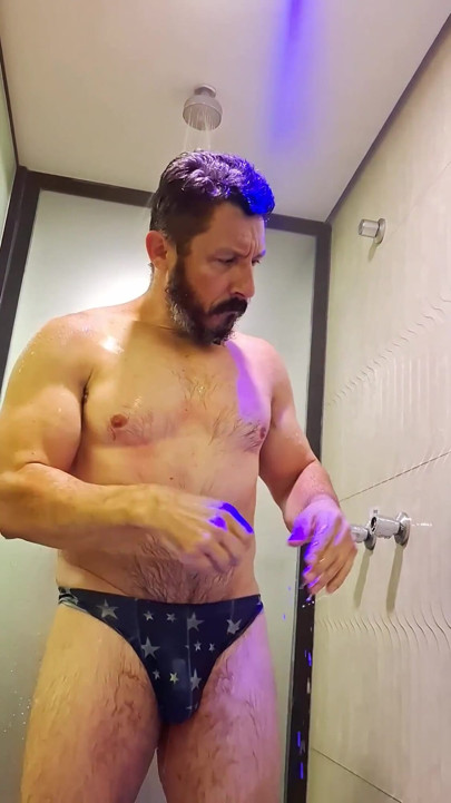 Victory Shower - POV with Gouine Wrestlin