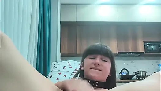 Amatör azgın 18 yaşındaki kız durmadan meme ucu kıskaçlarına boşalıyor anal tıkaç sert bdsm mastürbasyon
