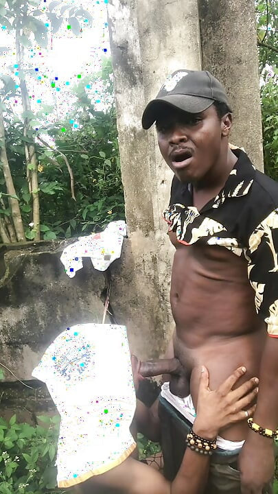 Rugueux. Sexe doux derrière un bâtiment inachevée et je lui pisse dans la bouche