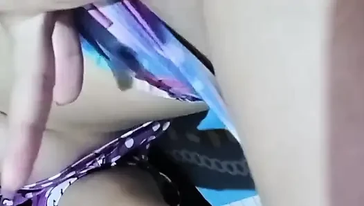 Tetanggaku ngirim video mesum untukku, termasuk besarnya
