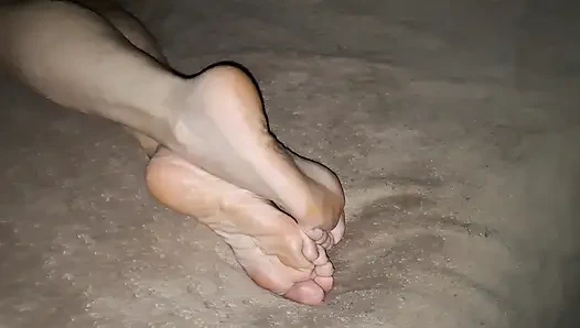 Geile oma von nebenan liebt es, mich mit ihren füßen zu necken