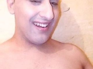 Solo gay arabe mostra seus peitos