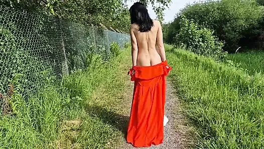 Обнаженная на улице и писающая