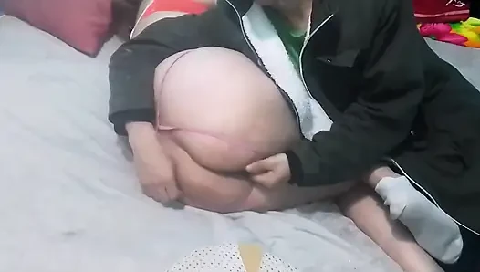 Ich stecke meine finger in ihre vagina, ich lutsche sie und stecke es seitlich