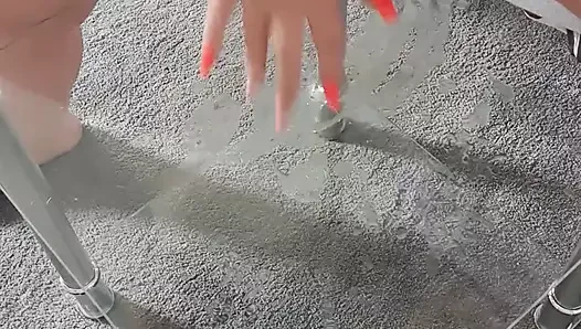 Cam masaya fışkırtıyor ve sonra tamamen yalıyor