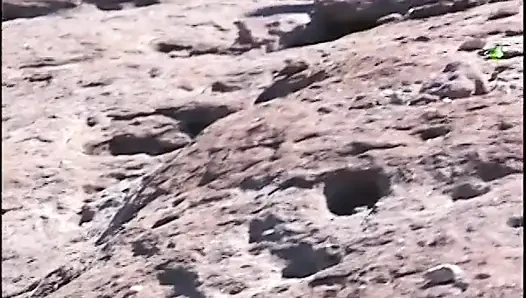 Pejantan astronaut mendarat di planet di mana cewek primitif pirang mengisap kontolnya di luar ruangan